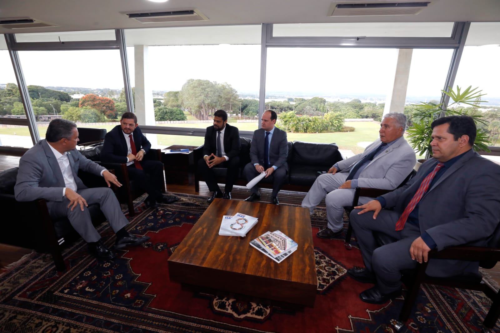 Ministro Rui Costa recebe prefeitos da Bahia e promete articulação contra queda de receita em 101 municípios